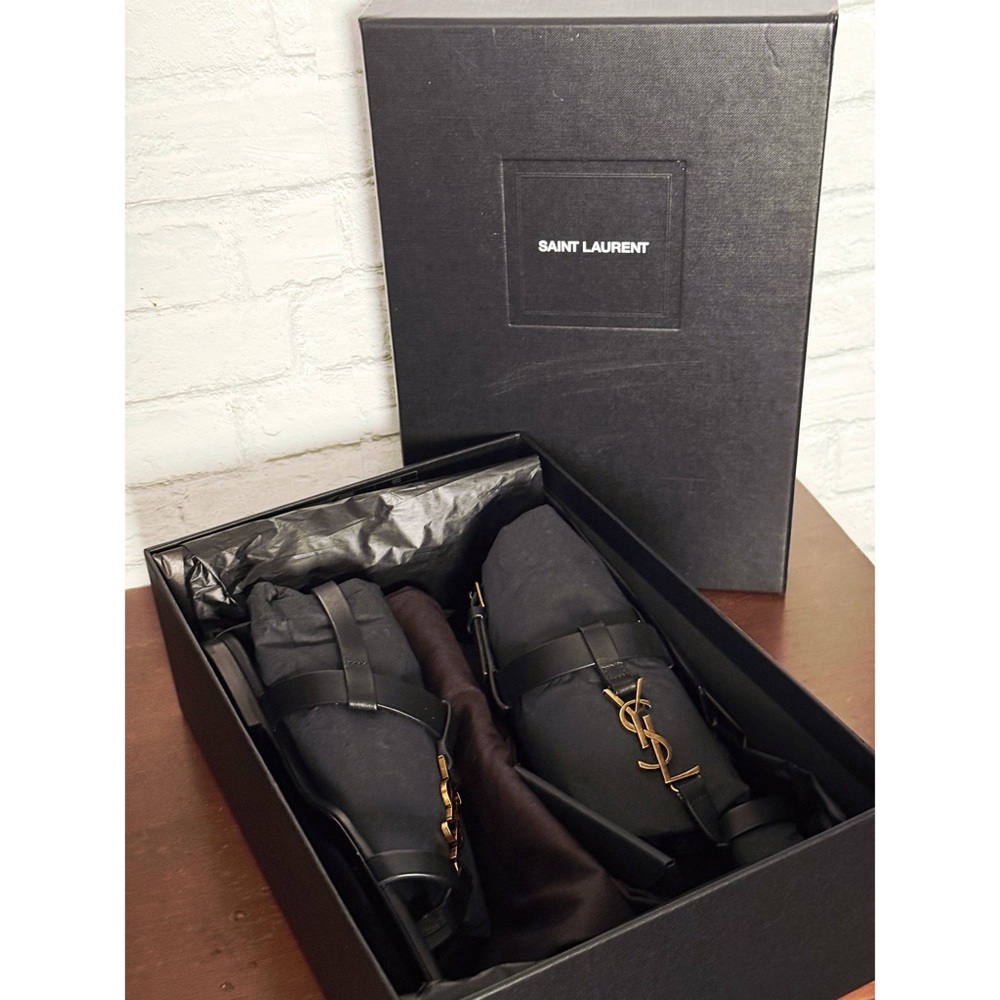 YSL Saint Laurent Women's Cassandra 05 Sandal
Maine Liscio/Gold Officier - 36